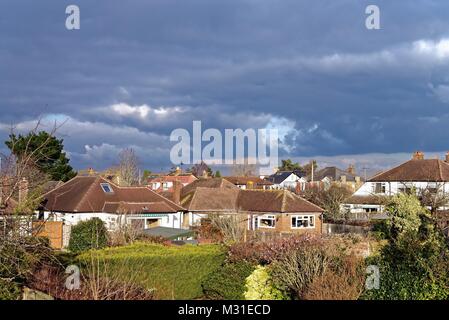 Bedrohliche Gewitterwolken über Suburban Dächer in Shepperton Surrey England Großbritannien Stockfoto