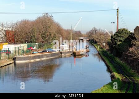 Die Paddington Arm des Grand Union Canal an der Stier-brücke Southall West London England Großbritannien Stockfoto