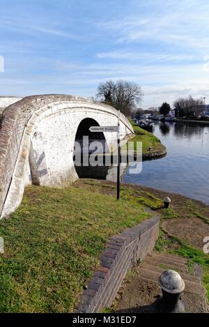 Die Paddington Arm des Grand Union Canal an der Stier-brücke Southall West London England Großbritannien Stockfoto