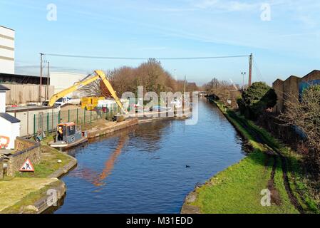 Die Paddington Arm des Grand Union Canal an der Stier-brücke Southall West London England Großbritannien Stockfoto