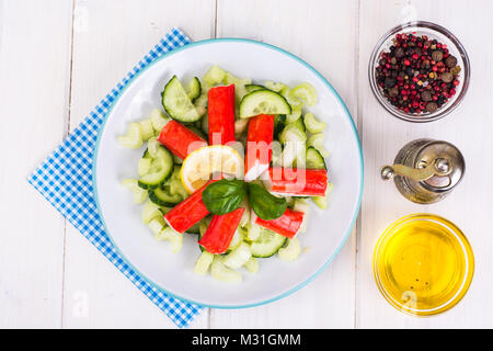 Würziger Salat mit Krabben-sticks Stockfoto