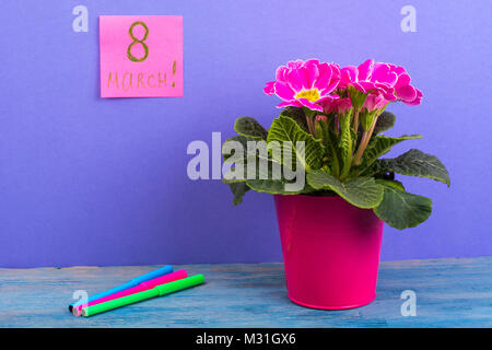 Der Internationale Tag der Frau am 8. März. Zur Erinnerung, Blättern auf hellem Hintergrund. Blumenstrauß auf hölzernen Tisch Stockfoto