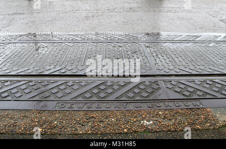 Dewsbury & London Kanaldeckel Portsmouth an der historischen Dockyard, Großbritannien Stockfoto