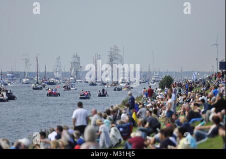 Amsterdam, Niederlande - 19 August 2015: Zuschauer bei der Tall Ships nähert sich der Hafen zur Zeit der Sail 2015 suchen Stockfoto