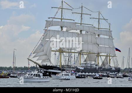 Amsterdam, Niederlande - 19 August 2015: Die kruzenshtern Tall Ship (Russland), nähert sich der Hafen zur Zeit der Sail 2015 Stockfoto