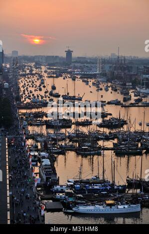 Amsterdam, Niederlande - 19 August 2015: Sonnenuntergang Blick auf die überfüllten Ijhaven Hafen am ersten Tag der Sail 2015 Stockfoto