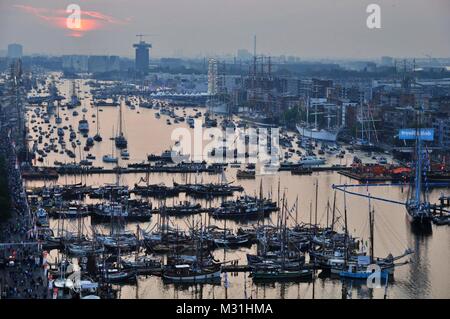 Amsterdam, Niederlande - 19 August 2015: Sonnenuntergang Blick auf die ijhaven Hafen am ersten Tag der Sail 2015 Stockfoto