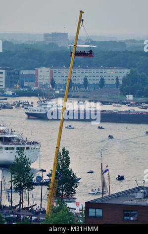 Port Ijhaven, Amsterdam, Niederlande - 19 August 2015: Zuschauer auf einem Industrie Kran anzeigen Der Hafen zur Zeit der Sail 2015 Stockfoto