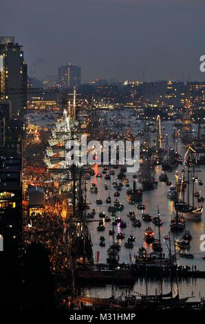 Amsterdam, Niederlande - 19 August 2015: Nachtansicht der Ijhaven Hafen zur Zeit der Sail 2015 eine internationale Öffentlichkeit nautische Veranstaltung Stockfoto