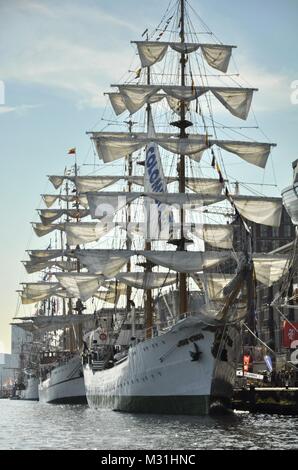 Amsterdam, Niederlande - 20 August, 2015: Der Bogen Gloria Tall Ship (Kolumbien) in der ijhaven Hafen zur Zeit der Sail 2015 angedockt Stockfoto