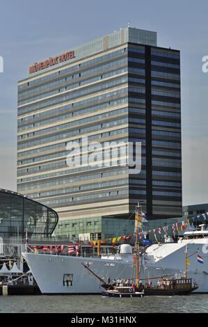 Piet Heinkade, Amsterdam, Niederlande - 20. August 2015: Das Mövenpick Hotel hinter einer Marine Schiff, bei der das Segel 2015 Stockfoto