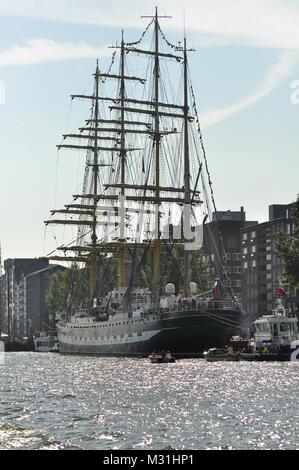 Port Ijhaven, Amsterdam, Niederlande - 20 August 2015: Rückansicht der Kruzenshtern Tall Ship (Russland) in der Zeit der Sail 2015 angedockt Stockfoto