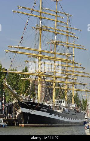 Port Ijhaven, Amsterdam, Niederlande - 20 August 2015: Die kruzenshtern Tall Ship (Russland), bei der das Segel Stockfoto