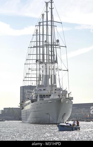 Port Ijhaven, Amsterdam, Niederlande - 20 August, 2015: Der Wind Surf (Bahamas) Moderne segeln Kreuzfahrtschiff, das in der Zeit des Segels verankert ist. Stockfoto