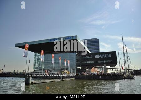 Piet Heinkade, Amsterdam, Niederlande - 20 August 2015: Blick auf die Music Hall (muziekgebouw) im Zeitpunkt der Sail 2015 Stockfoto
