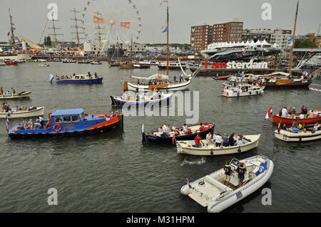 Amsterdam, Niederlande - August 2015: Cruising Schiffen im Hafen und Ijhaven Amsterdams offizielle Werbe Zeichen, die 'Iamsterdam' Stockfoto