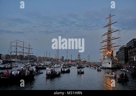 Amsterdam, Niederlande - 21 August 2015: Blick auf die überfüllten Ijhaven Port aus dem Wasser, mit dem Sagres Tall Ship zum Zeitpunkt der Sail 2015 Stockfoto