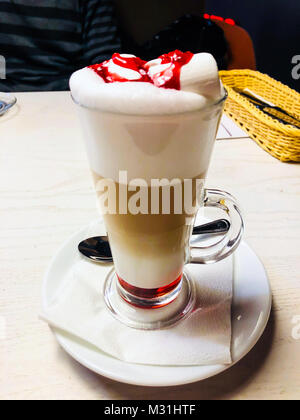 Latte mit Marshmallow und Himbeere nachfüllen Stockfoto