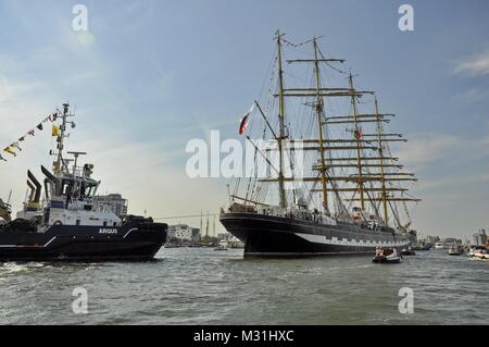 Amsterdam, Niederlande - 23 August, 2015: Die kruzenshtern Tall Ship (Russland) Kreuzfahrt auf dem Ij Fluss auf den schließenden Tag der Sail 2015 Stockfoto