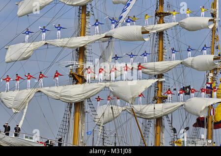 Amsterdam, Niederlande - 23 August 2015: Segler der ARC Gloria Tall Ship (Kolumbien) stehen auf den Masten während der Sail 2015 Veranstaltung Stockfoto