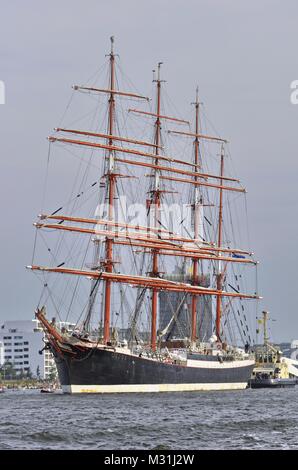 Hafen Amsterdam, Amsterdam, Niederlande - 23 August, 2015: Die sedov Tall Ship (Russland) Kreuzfahrt am letzten Tag der Sail 2015 begleitet Stockfoto