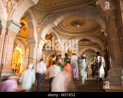 MYSORE, INDIEN - 11. Januar 2018: die Menschen gehen in die bunt verzierten Innenraum Hallen des Royal Mysore Palast, Karnataka, Indien Stockfoto