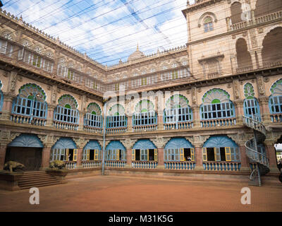 MYSORE, INDIEN - 11. Januar 2018: Im schönen verzierten Innenraum des königlichen Mysore Palast, Karnataka, Indien Stockfoto