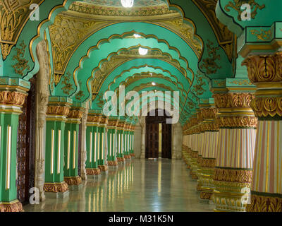 MYSORE, INDIEN - 11. Januar 2018: bunt verzierten Innenraum Hallen des Royal Mysore Palast, Karnataka, Indien Stockfoto