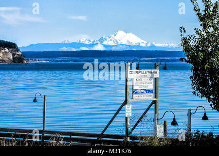 Mount Baker über die coupeville Wharf Stockfoto