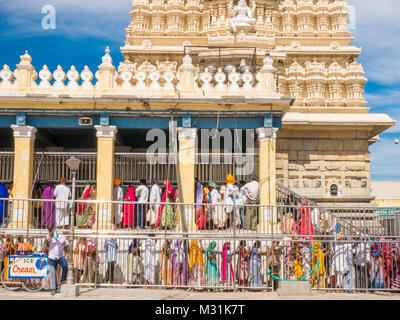 Mysore, Karnataka, Indien - Januar 11, 2018. Menschen Aktivitäten in der Nähe der alten Chamundeshwari Tempel in Chamundi Hills. Stockfoto