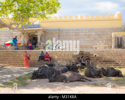 Mysore, Karnataka, Indien - Januar 11, 2018. Menschen Aktivitäten in der Nähe der alten Chamundeshwari Tempel in Chamundi Hills. Stockfoto