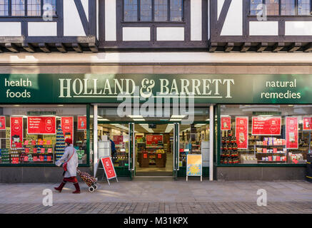 Fassade eines "Holland und Barrett' shop entlang der High Street in Winchester Februar 2018, England, Großbritannien Stockfoto