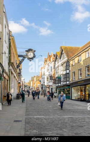 Menschen zu Fuß entlang der High Street mit Winchester Winchester High Street an einem hellen Tag mit blauem Himmel 2018 in Winchester, Hampshire, England, Großbritannien Stockfoto