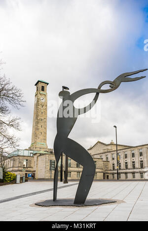 Moderne Kunst Skulptur im Stadtzentrum von Southampton mit dem Civic Center Clock Tower im Hintergrund Februar 2018, Southampton, Hampshire, England, Großbritannien Stockfoto