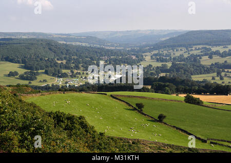 Baslow Edge mit Blick auf das Chatsworth Estate, Derbyshire England UK, Peak District National Park Landschaft, englische Landschaft Stockfoto