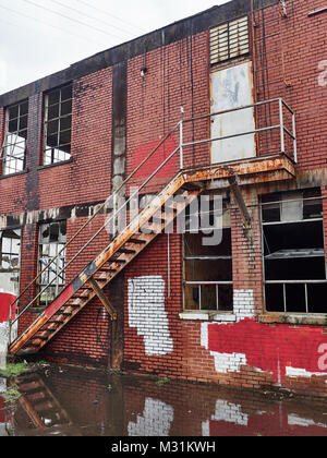 Zweite Etage Notausgang äußere eines heruntergekommenen verlassenen Gebäude, rostet nicht und Teil des städtischen Verfalls in Montgomery Alabama USA. Stockfoto