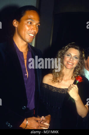 LOS ANGELES, Ca - 12. Mai: Schauspielerin Lindsay Wagner (R) und Ehemann Henry Kingi (L) Teilnahme an ABC-Party im Century Plaza Hotel am 12. Mai in Los Angeles, Kalifornien 1982. Foto von Barry King/Alamy Stock Foto Stockfoto