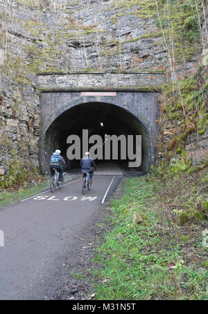 Radfahrer eingabe Grabstein Tunnel Monsal Trail, Derbyshire, England Großbritannien Stockfoto