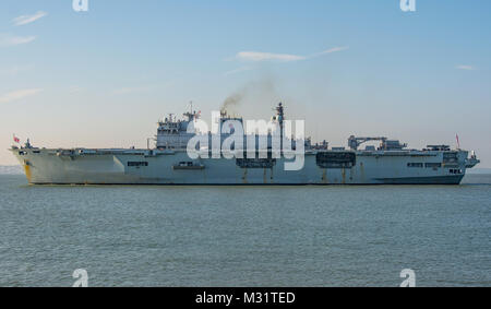 Die britische Royal Navy Helicopter Carrier, HMS Ocean fährt Portsmouth, Großbritannien am 6/2/2018 nach Ihrer letzten Besuch vor der Stillegung der Plymouth. Stockfoto