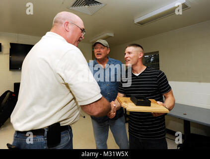 Command Sgt. Maj Richard Milford, Texas Army National Guard Senior Advisor eingetragen (links), gratuliert Staff Sgt. Dominic Gonzales für das Gewinnen insgesamt NCO in der Region V Best Krieger Wettbewerb, gehalten am Camp Swift, Texas, Mai 7 - 9, 2013. Soldaten aus Arkansas, Kansas, Louisiana, Missouri, Nebraska, Oklahoma und Texas im diesjährigen Wettbewerb konkurrierten. Sieger der Veranstaltung wird vorwärts bewegen, gegen andere Regionen für die nationalen NGB Titel zu konkurrieren. (Texas National Guard Foto: Staff Sgt. Malcolm McClendon). NGB Region V Soldaten konkurrieren um die besten Krieger Titel von Texas militärischen De Stockfoto