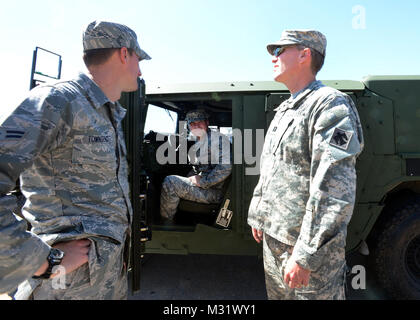 (L - R) Airman 1st Class Travis Townsend und Staff Sgt. Ethan Krämer sowohl aus der 137 Luftbetankung Flügel Sicherheitskräfte, mit Kaplan Kapitän David Jordan, Firma A, 1st Battalion, 279Th Infanterie Bataillon, die ihr Wohlergehen während Manning Eintrag Kontrollpunkte in der Tornado betroffenen Gebiet von Moore, Okla. Am 22. Mai 2013 diskutieren. Eine erweiterte Fujita-skala 5 Tornado 1.3 Meilen breit zerrissen durch zentrale Okla. Verlassen eines 17 km langen Pfad der Zerstörung in sich. Okla Nat'l Guard Kapläne 002 durch Oklahoma National Guard Stockfoto