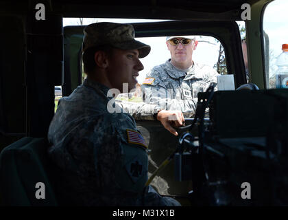 Spc. James Kimball, Sitz und die Konzernzentrale vermittelt Kaplan Kapitän David Jordan, Firma A, 1st Battalion, 279Th Infanterie Bataillon, am 22. Mai 2013, in dem er aufwuchs der Tornado aufgerissene Gebiet von Moore, Okla. und wird durch die Ergebnisse der Veranstaltungen betrübt. Eine erweiterte Fujita-skala 5 Tornado 1.3 Meilen breit zerrissen durch zentrale Okla. Verlassen eines 17 km langen Pfad der Zerstörung in seiner Spur am 20. Mai. Okla Nat'l Guard Kapläne 010 durch Oklahoma National Guard Stockfoto