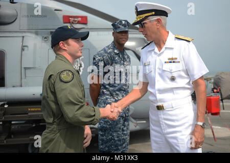 Singapur (3. Juni 2013) Naval Aircrewman Taktische 2. Klasse Jordanien Neiman, zu Hubschrauber Maritime Strike Squadron 73 zugewiesen, die derzeit an Bord der USS Freiheit (LCS 1), schüttelt Hände mit Adm. Samuel J. Locklear III, Commander, US Pacific Command. Locklear besucht Freiheit und Met mit crewmitglieder während in Singapur für das Shangri La Dialog. Freiheit ist in Singapur als Teil der Bereitstellung zu Südostasien. Schnell, wendig und Mission - fokussiert, Littoral Combat ships so ausgelegt sind, dass sie in der Nähe von Off-shore-Umgebungen zu betreiben und modulare mission Pakete, die für die Kriegsführung konfiguriert werden können beschäftigen, mine Stockfoto