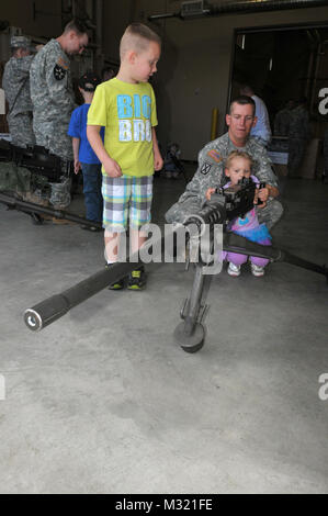 Staff Sgt. Bill Riley, ein Squad Leader mit einem Unternehmen 1st Battalion, 5th Infantry Regiment, zeigt seine 4-jährige Tochter Mackenzie und 6 Jahre alte Sohn Rechnung, wie ein M2 50 Kaliber automatischen Maschinengewehr während Jr. Bobcat Tag zu betreiben. 130802-A-SF 654-005 von 1 Stryker Brigade Combat Team arktische Wölfe Stockfoto