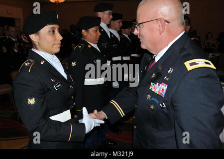 Oberst James C. Post stellt SPC. Marissa Franco von Overland Park, Ks. Mit einem Kommandanten Münze für ihre Leistung auf der Color Guard während die 139 medizinische Brigade's Dining Out 3. (US Army Foto von Sgt. 1. Klasse Adam Stein/Freigegeben) 130803-A-XD 571-167 von 807 MCDS Stockfoto