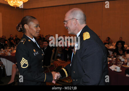 Brig. Gen. William S. Lee präsentiert Staff Sgt. Taylor mit einem Kommandanten Münze für ihre Arbeit die 139 medizinische Brigade's Essen event Planung. (US Army Foto von Sgt. 1. Klasse Adam Stein/Freigegeben) (US Army Foto von Sgt. 1. Klasse Adam Stein/Freigegeben) 130803-A-XD 571-158 von 807 MCDS Stockfoto
