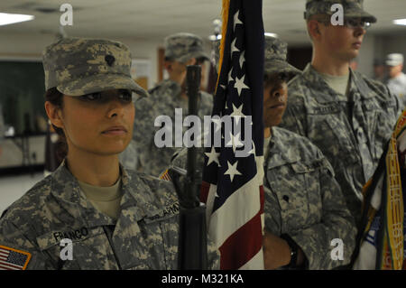 Spc. Marissa Franco von Overland Park, Ks. steht an der Stelle des heutigen Arme während die 139 medizinische Brigade Ändern des Befehls Zeremonie in der Unabhängigkeit, Mo Aug 4. (US Army Foto von Sgt. 1. Klasse Adam Stein/Freigegeben) 130804-A-XD 571-057 von 807 MCDS Stockfoto