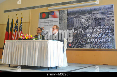 Botschafter Dan Mozena, US-Botschaft, Dhaka, (rechts) verbindet Generalleutnant Abu Belal Mohammad Shafiul Haque, Principal Stabsoffizier der Bangladesh Bundeswehr Division, wie die Taste Lautsprecher während der 2013 Pacific Widerstandsfähigkeit Disaster Response Übung & Exchange (dree) Eröffnung 12.08.18, in Dhaka, Bangladesh. Die 4-tägige DREE, geführt durch die Armee der USA im Pazifischen Ozean und der Regierung von Bangladesch und der Streitkräfte, ist ein Zivil-militärische Katastrophe Abwehrbereitschaft und Reaktion auf Initiative mit Tisch- und Feld Übungen konzentriert sich auf Befehl und Kontrolle, städtische Suche und Rettung, Engineering Kappe Stockfoto