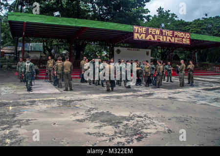 MARINE KASERNE GREGORIO LIM, TERNATE, CAVITE, Republik der Philippinen - US-amerikanischen und philippinischen Marines Verhalten helocast Training während der amphibische Landung Übung 2014 (PHIBLEX 14) bei Marine Kaserne Gregorio Lim, Ternate, Cavite, Republik der Philippinen, Sept. 18, 2013. Bilaterale Ausbildung während PHIBLEX 14 sorgt für philippinische und US-Streitkräfte in der Lage sind, wirksame Integration der humanitären Hilfe und der regionalen Sicherheit Missionen durchzuführen. Die US-Marines werden mit Force Reconnaissance Platoon, Maritime Raid-Kraft, 13 Marine Expeditionary Unit. Die philippinische Marines sind mit Fo Stockfoto