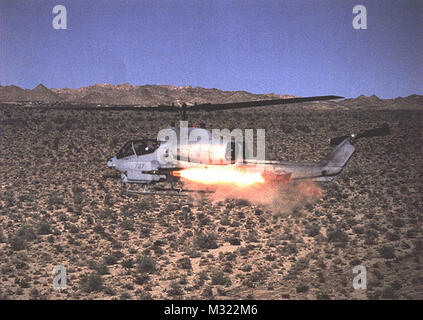 Bell (Textron website) ein AH-1W feuert eine TOW missile an der Strecke bei Fallon Sep 95 Ein durch navalsafetycenter Stockfoto